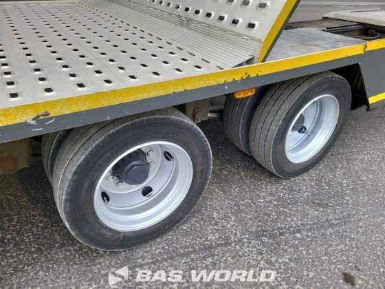 メルセデストラックとトレーラー