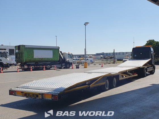 メルセデストラックとトレーラー