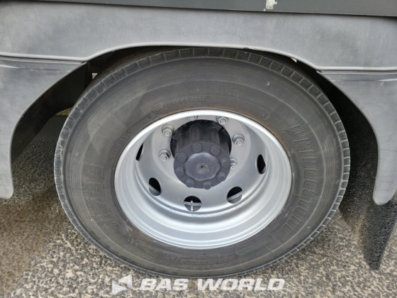 メルセデストラックとトレーラー