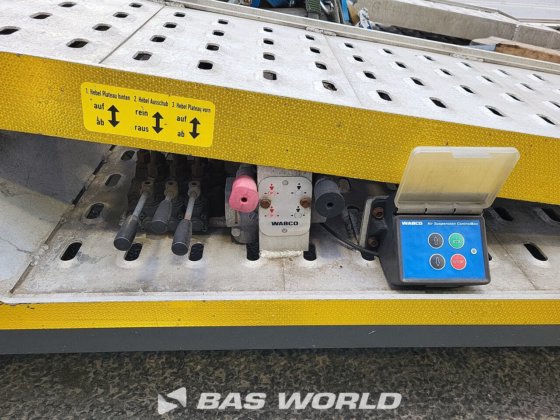 メルセデストラックとトレーラー