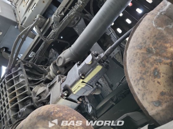 メルセデストラックとトレーラー