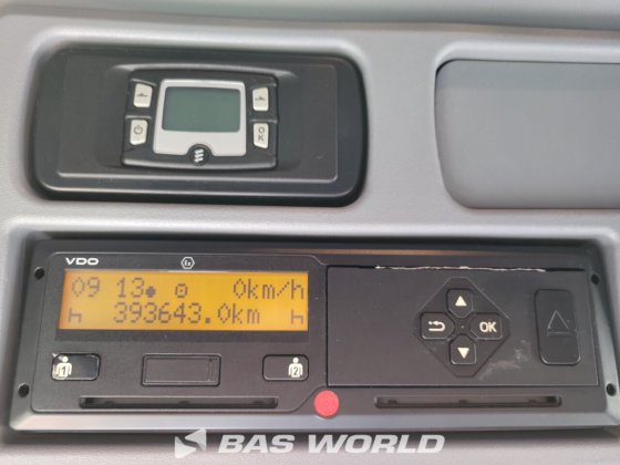 メルセデストラックとトレーラー