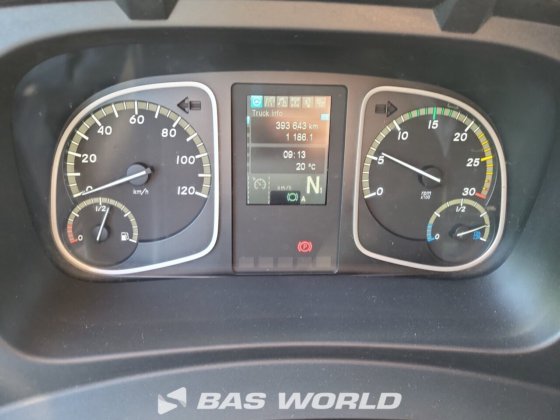 メルセデストラックとトレーラー