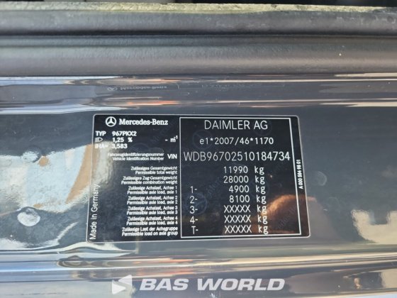 メルセデストラックとトレーラー