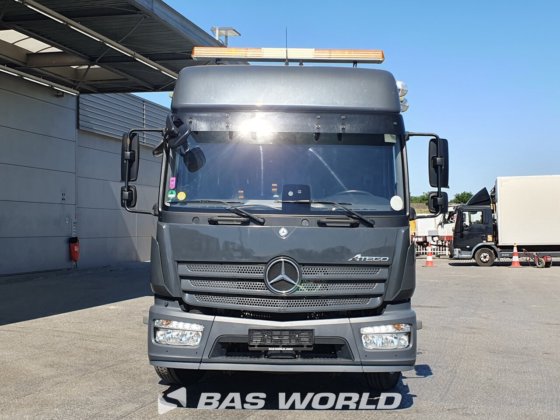 メルセデストラックとトレーラー