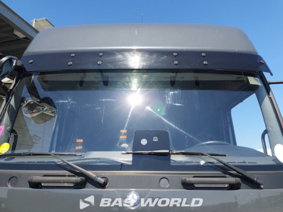 メルセデストラックとトレーラー