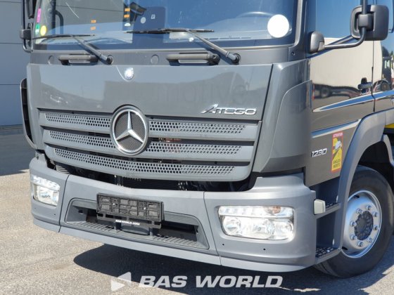 メルセデストラックとトレーラー