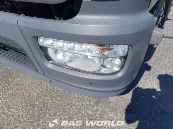 メルセデストラックとトレーラー