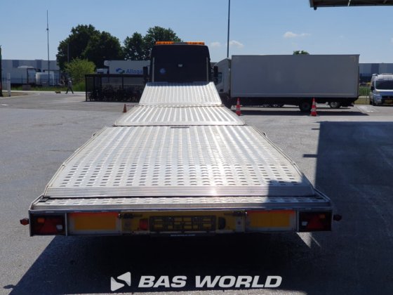 メルセデストラックとトレーラー