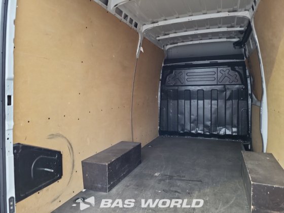 イヴェコ・デイリー 35S14 クローズド・ボックス・バン