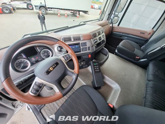 太脱拉8X8露营车