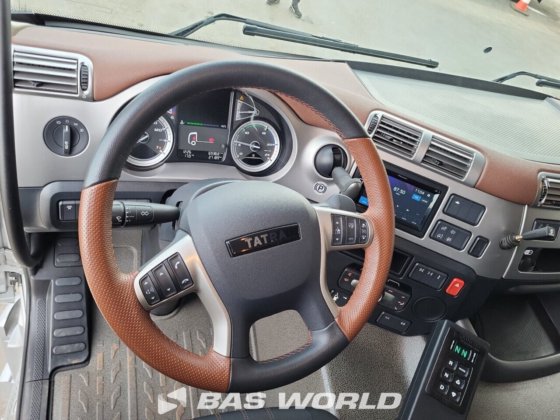 太脱拉8X8露营车