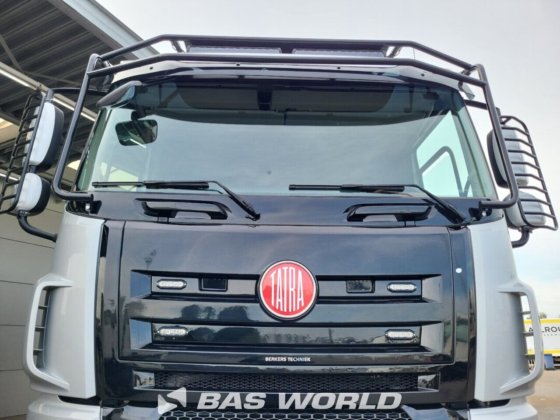 太脱拉8X8露营车