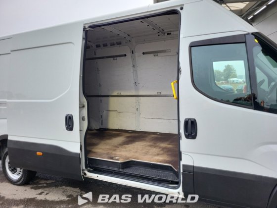 イヴェコ・デイリー 35S16 クローズド・ボックス・バン