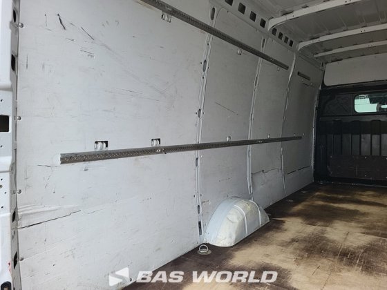 イヴェコ・デイリー 35S16 クローズド・ボックス・バン