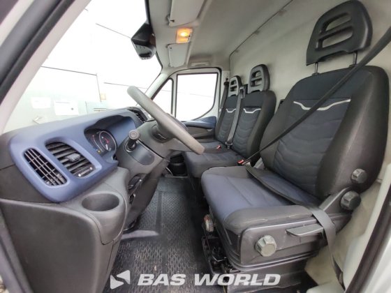 イヴェコ・デイリー 35S14 クローズド・ボックス・バン