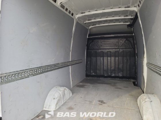 イヴェコ・デイリー 35S14 クローズド・ボックス・バン