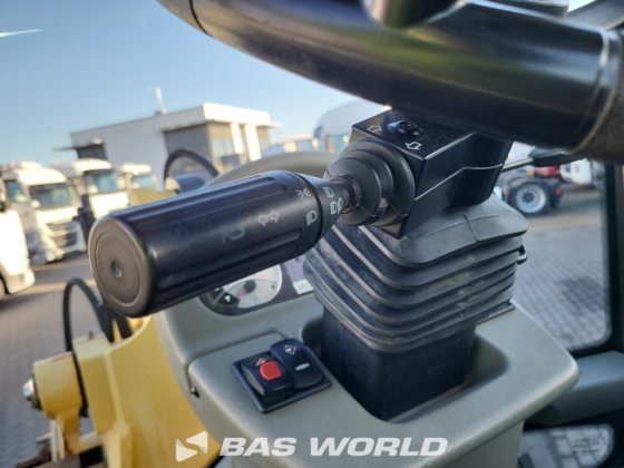 洋马V120轮式装载机