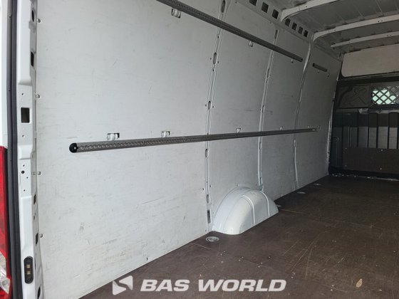 イヴェコ・デイリー 35S16 クローズド・ボックス・バン