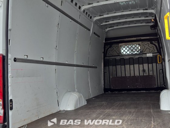 イヴェコ・デイリー 35S16 クローズド・ボックス・バン