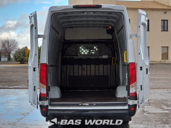 イヴェコ・デイリー 35S16 クローズド・ボックス・バン