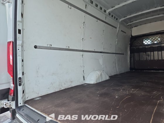 イヴェコ・デイリー 35S16 クローズド・ボックス・バン