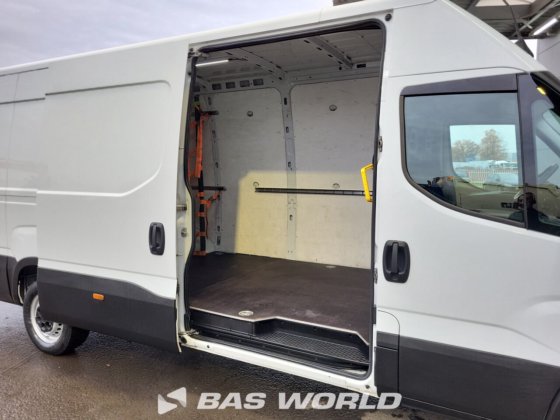 イヴェコ・デイリー 35S14 クローズド・ボックス・バン