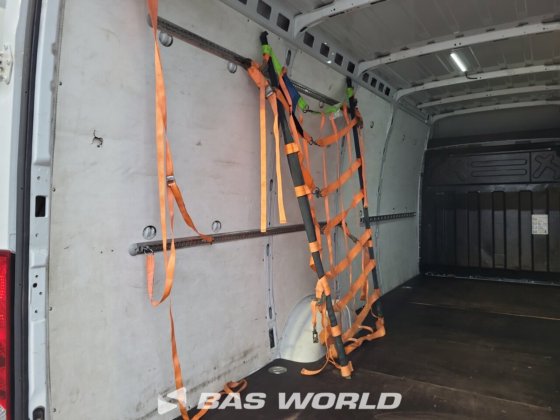 イヴェコ・デイリー 35S14 クローズド・ボックス・バン