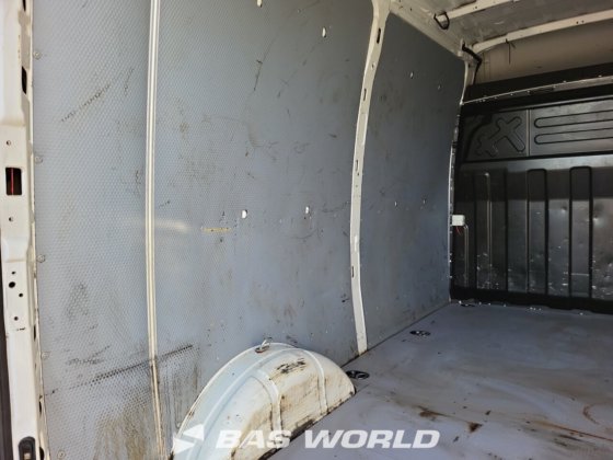 イヴェコ・デイリー 35S16 クローズド・ボックス・バン