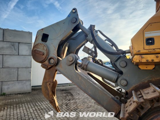 利勃豪世 PR764 爬坡推铲机