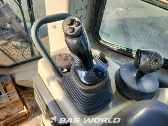 利勃豪世 PR764 爬坡推铲机