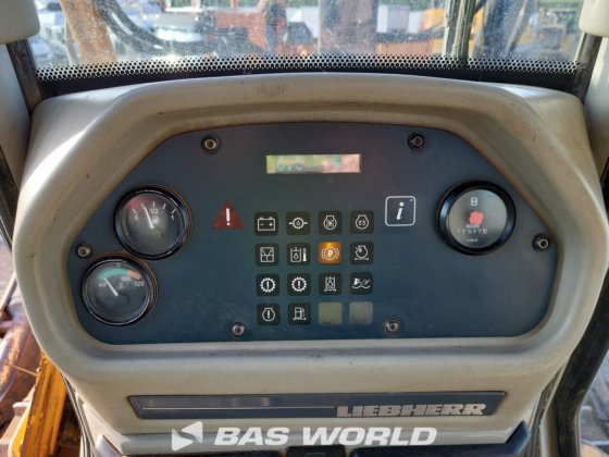 利勃豪世 PR764 爬坡推铲机