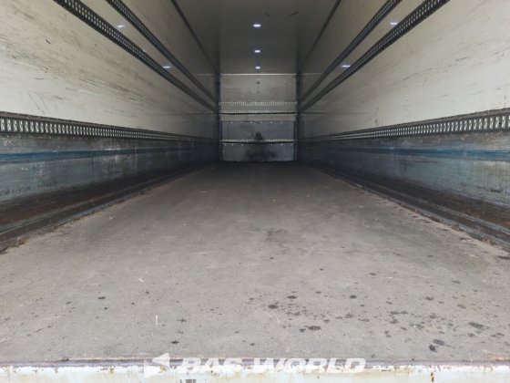 renders closed box半挂车