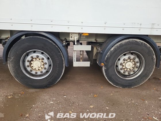 renders closed box半挂车