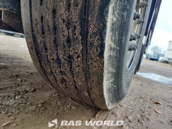 renders closed box半挂车