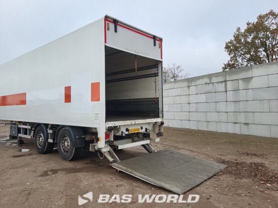 renders closed box半挂车