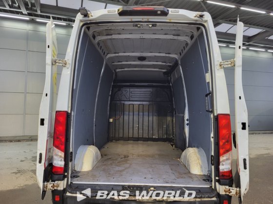 イヴェコ・デイリー 35S16 クローズド・ボックス・バン