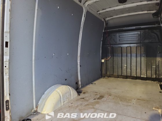 イヴェコ・デイリー 35S16 クローズド・ボックス・バン