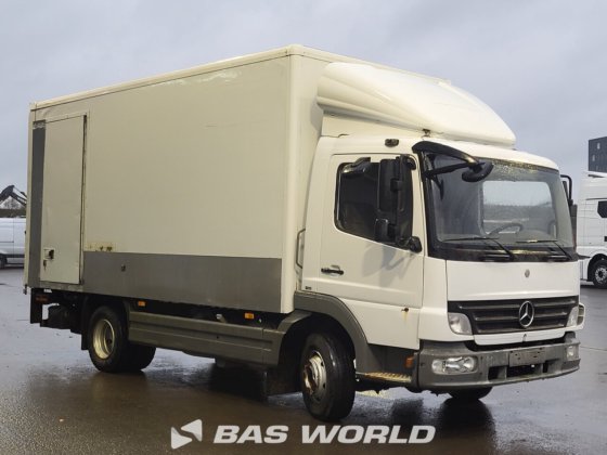 メルセデス・アテゴ 818 4X2 ボックス車