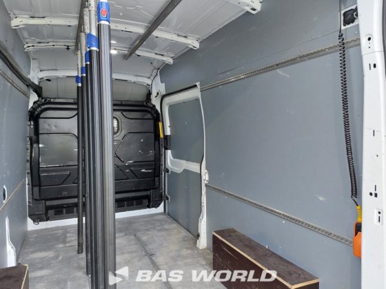 福特全顺 130pk 封闭箱式货车