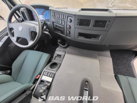 ボルボ 4X2 ボックスボディトラック