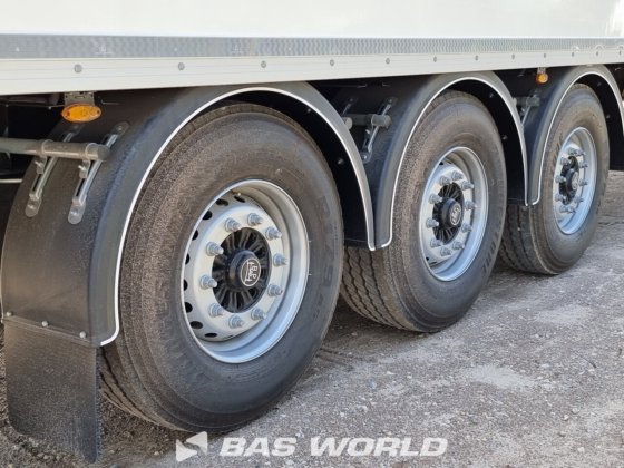 Kässbohrer 封闭箱体半挂车