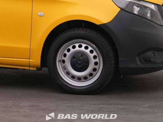 梅赛德斯 E-Vito 关闭箱货车