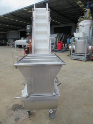 倾斜带式输送机，330 毫米宽 x 2000 毫米高