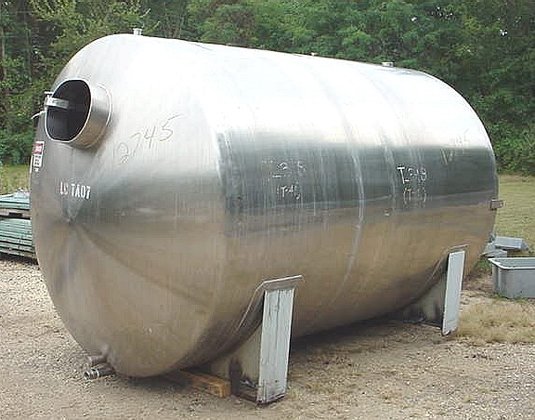 3500 Gallon Agitated Mixing Tank