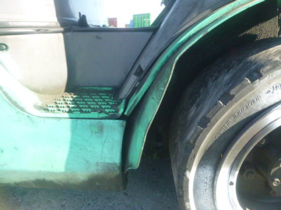 2005 MITSUBISHI FD30T