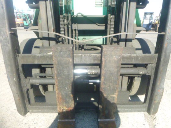 2005 MITSUBISHI FD30T