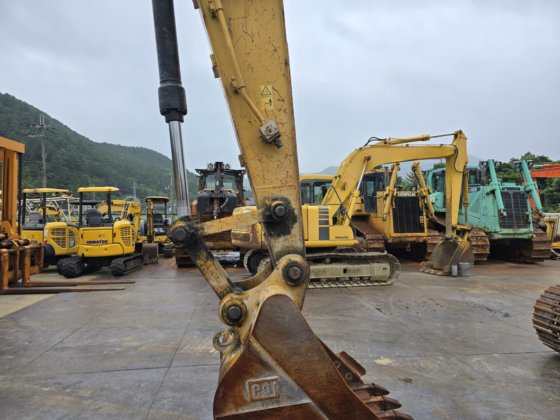 2007 CAT 320D