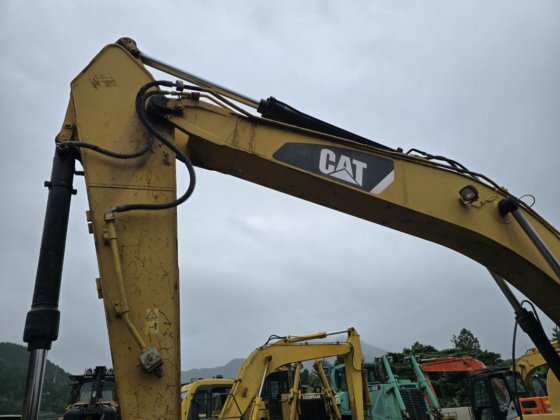 2007 CAT 320D