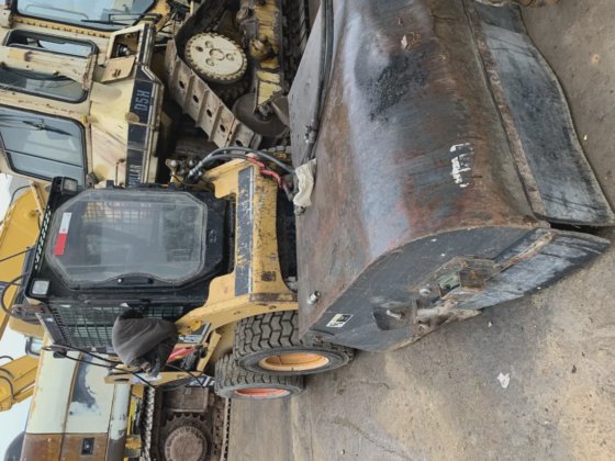 セカンドハンドキャット 226b スキッドステアローダー 中古キャットミニホイールローダー バックホー作業用